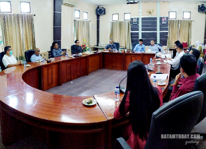 Anggota DPRD Kabupaten Karimun saat sedang hearing dengan kalangan perbankan